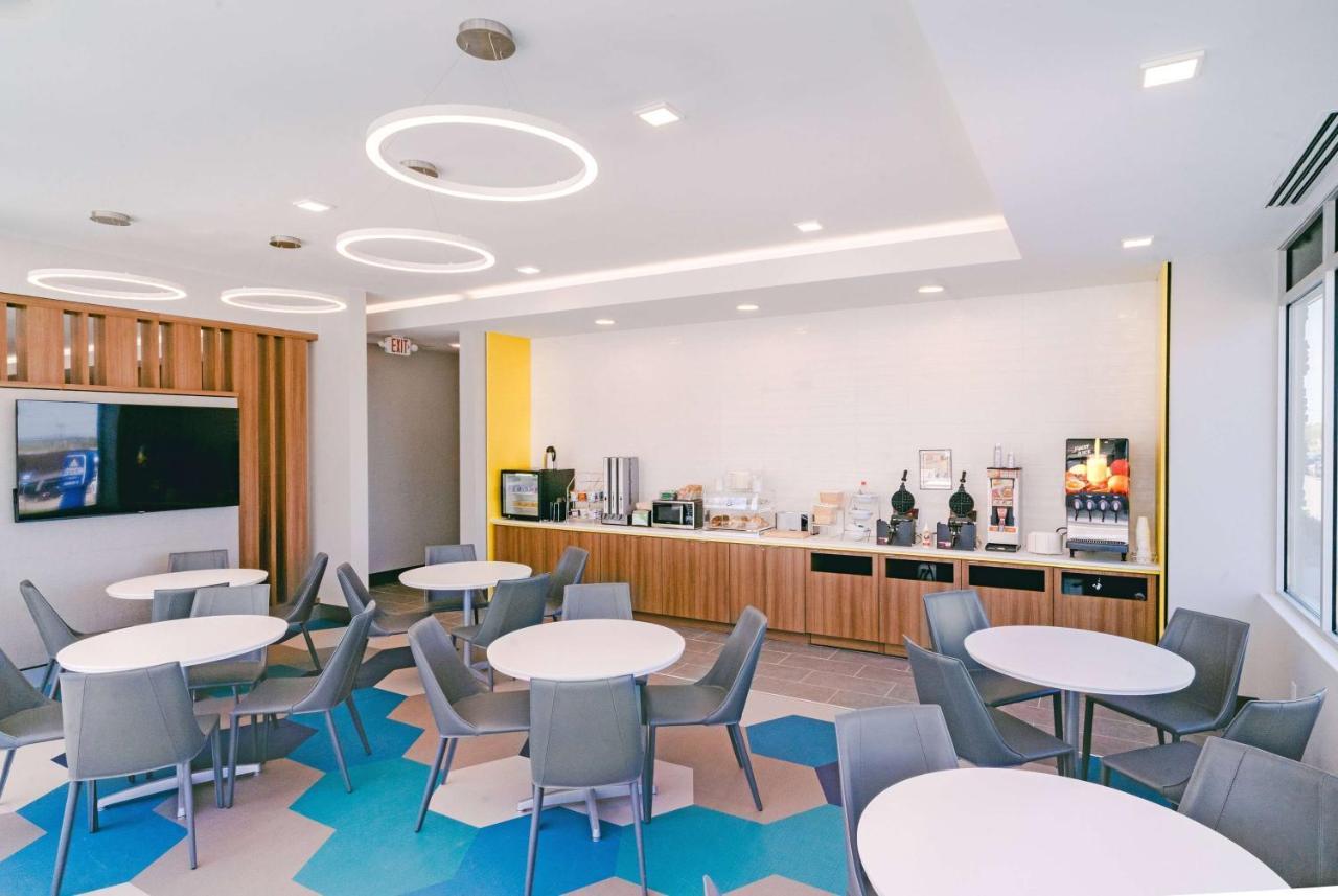 Microtel Inn & Suites By Wyndham Macedon エクステリア 写真