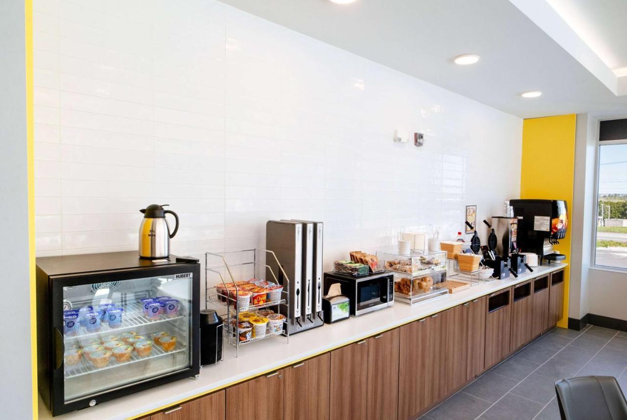 Microtel Inn & Suites By Wyndham Macedon エクステリア 写真