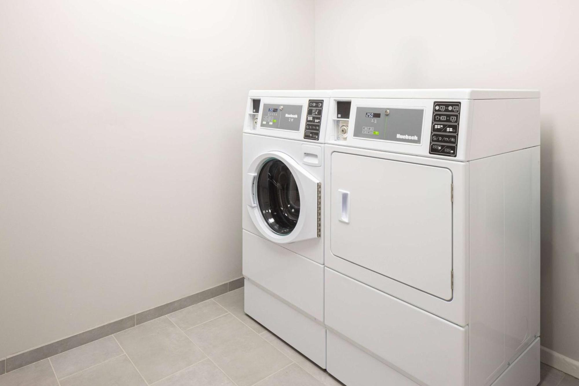 Microtel Inn & Suites By Wyndham Macedon エクステリア 写真
