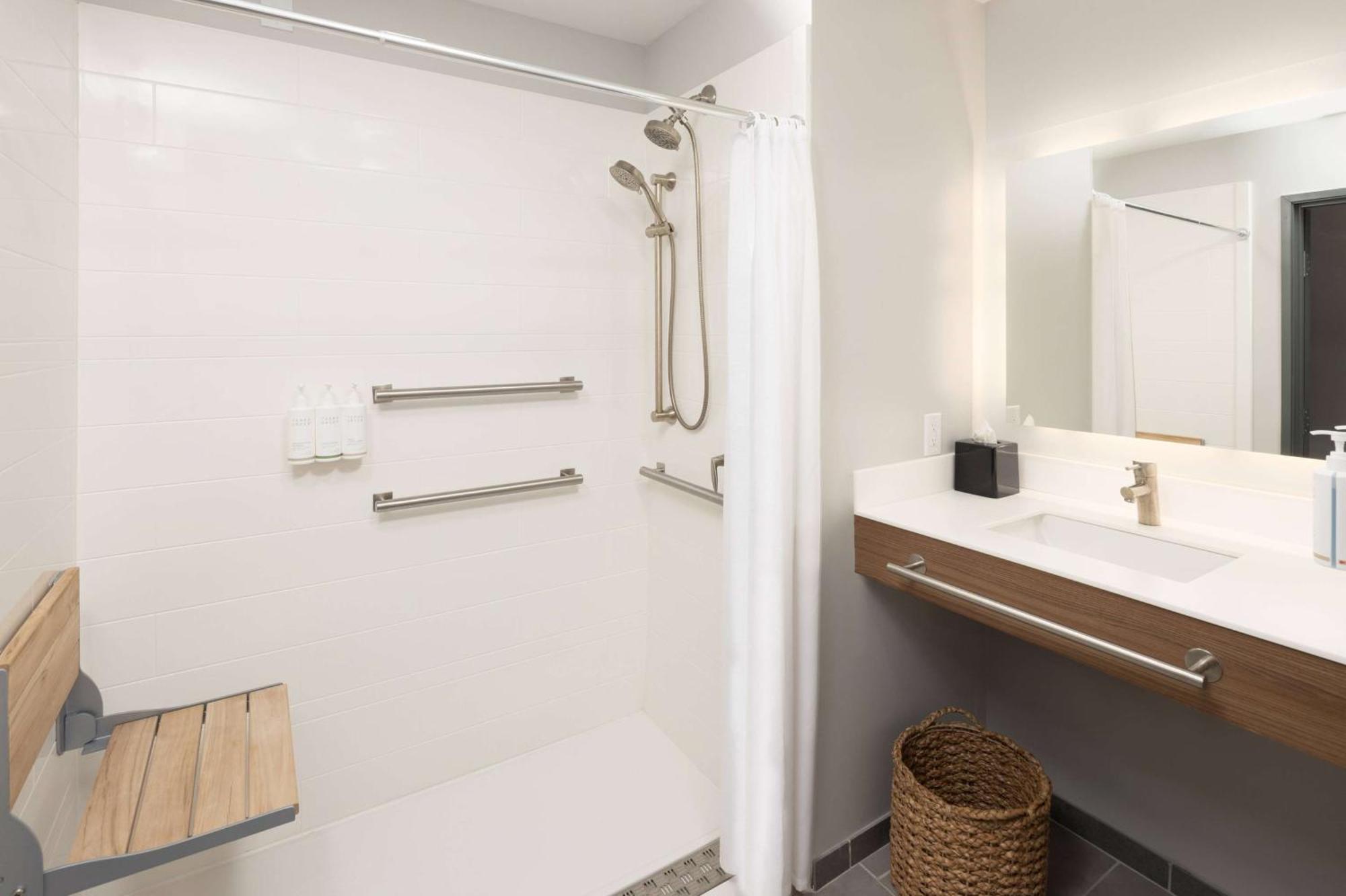 Microtel Inn & Suites By Wyndham Macedon エクステリア 写真